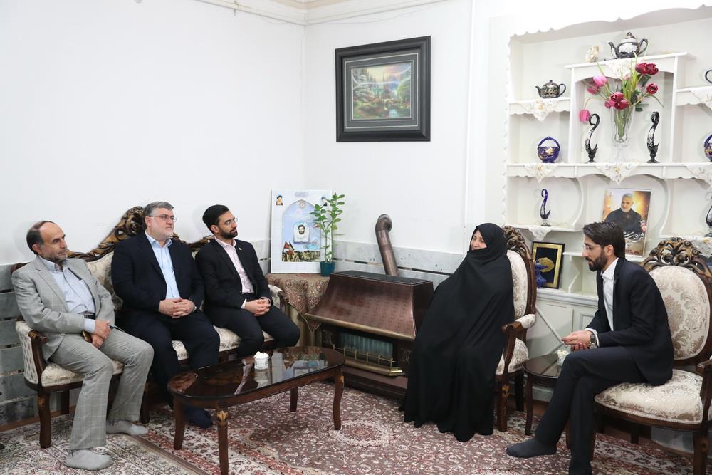 دیدار وزیر از خانواده شهید یعقوبی