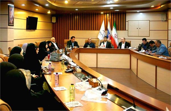 وزیر ارتباطات و فناوری اطلاعات در دیدار با خانواده شهدای پژوهشگاه فضایی ایران، با گرامیداشت یاد و خاطره این عزیزان، بر نقش برجسته آنان در مسیر پیشرفت و توسعه کشور تأکید کرد.