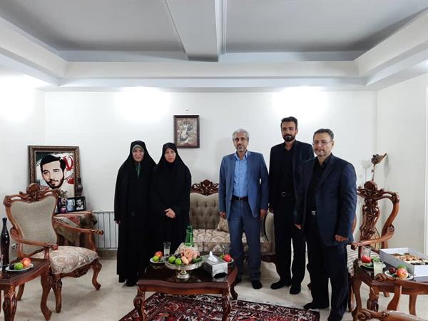 دیدار مشاور وزیر ارتباطات از خانواده شهید عباسی