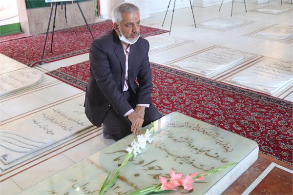 مزار شهیدان رجایی و باهنر با حضور حمید تفرشی غبارروبی و عطرافشانی شد
