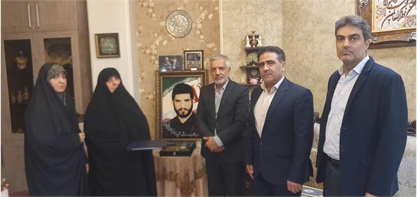 به مناسبت سالروز وفات حضرت ام‌البنین (س) و تکریم همسران شهدا از همسر شهید معزز سید مرتضی رضا قدیری تجلیل بعمل آمد