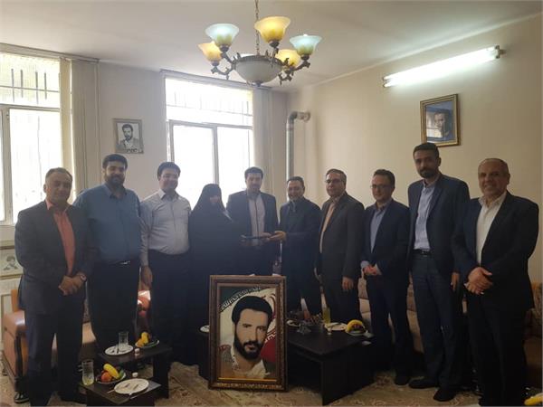 سفر استانی مشاور وزیر ارتباطات به استان اصفهان و دیدار از خانواده شهید مرتضوی نژاد